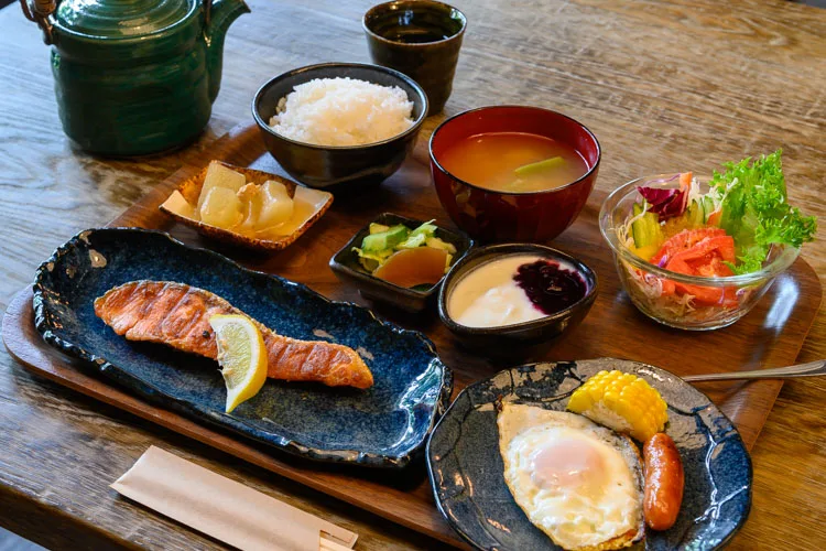 焼鮭や小鉢が並ぶ朝ごはんYAMAIROの定食